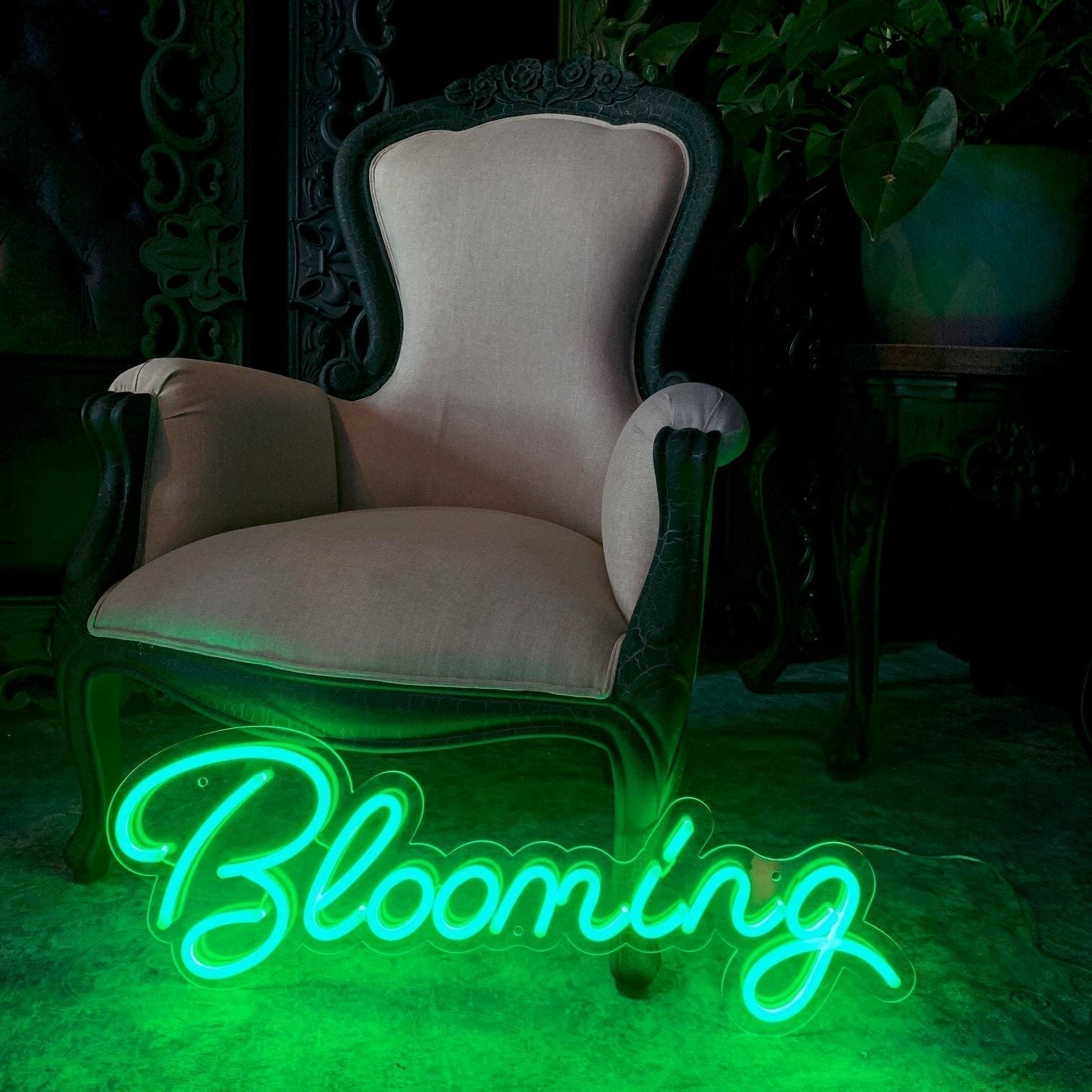 "Blooming" Led neonskylt. 80x31cm. Välj önskad färg.