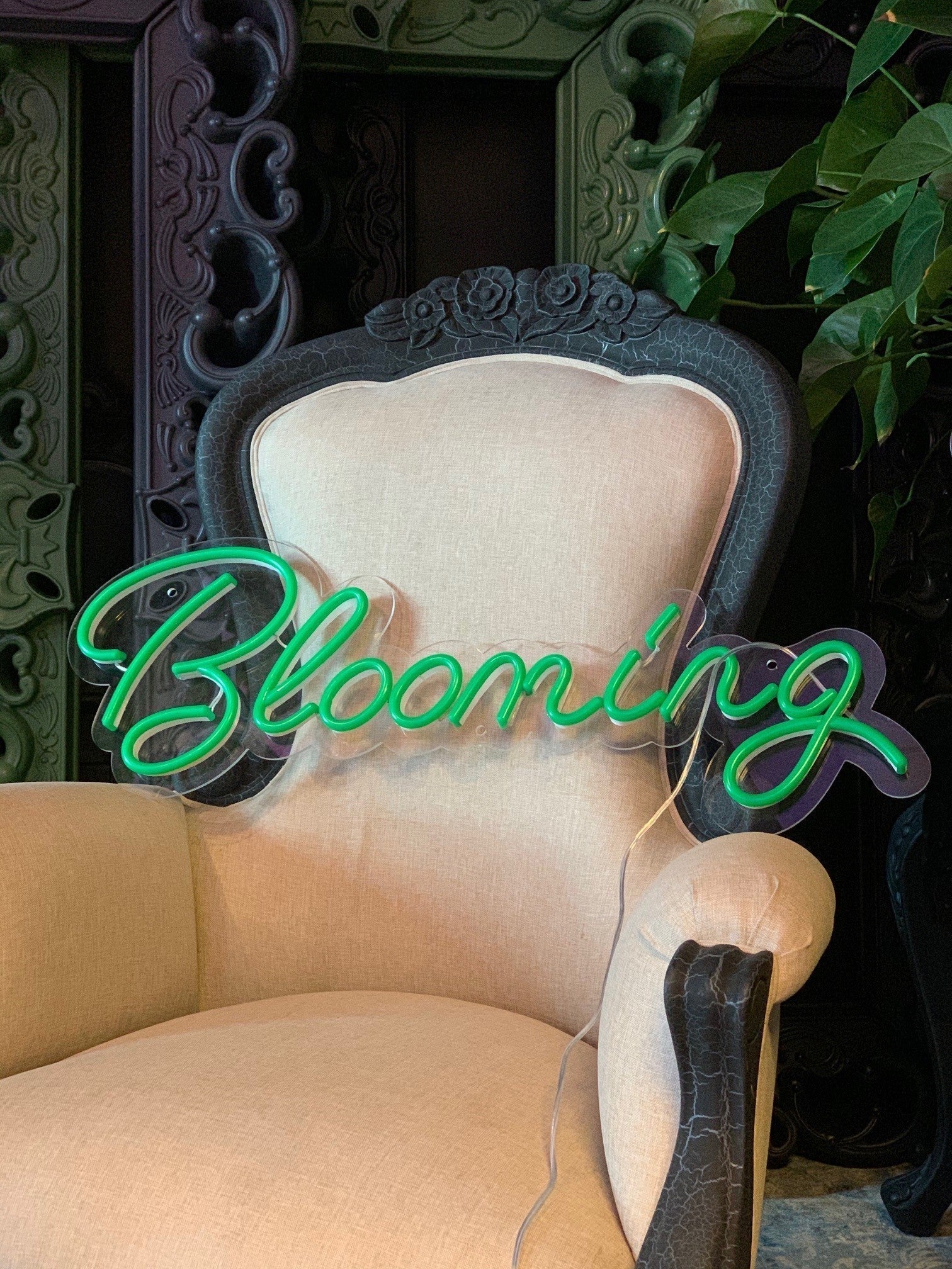 "Blooming" Led neonskylt. 80x31cm. Välj önskad färg.