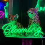 "Blooming" Led neonskylt. 80x31cm. Välj önskad färg.
