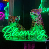 "Blooming" Led neonskylt. 80x31cm. Välj önskad färg.