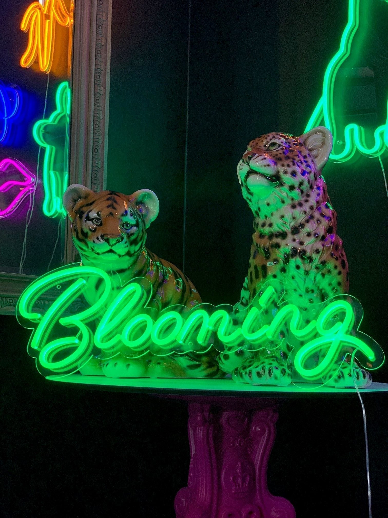 "Blooming" Led neonskylt. 80x31cm. Välj önskad färg.