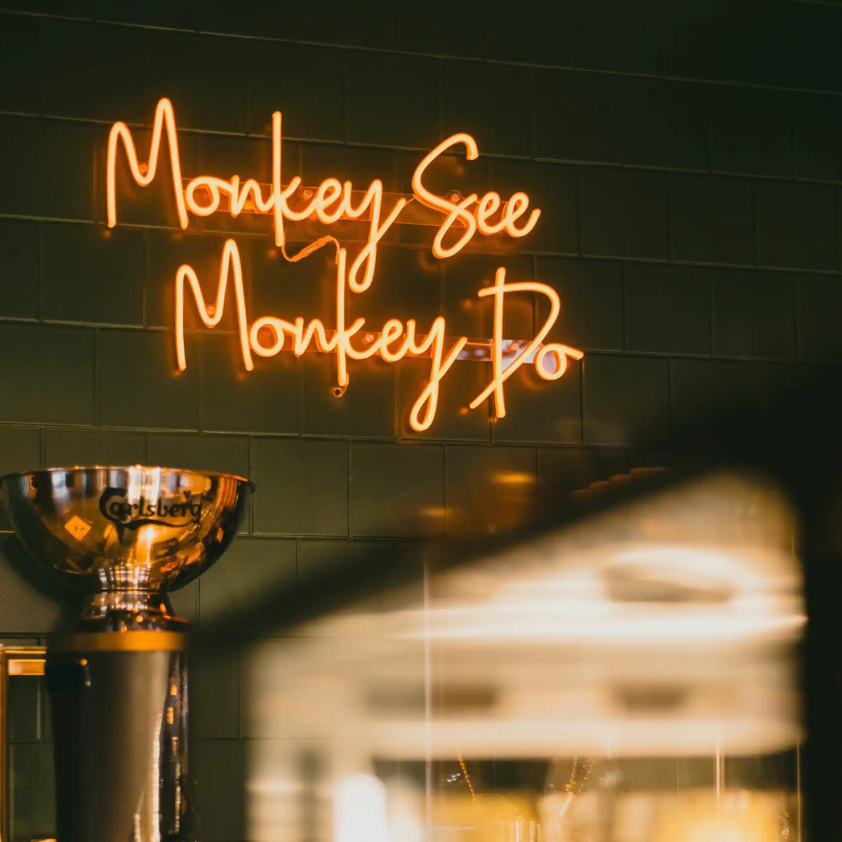 Monkey see monkey do Neonskylt