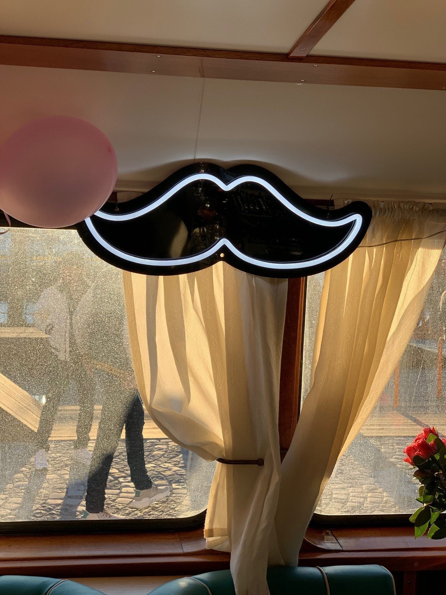 "Mustasje" Led neonskylt.
