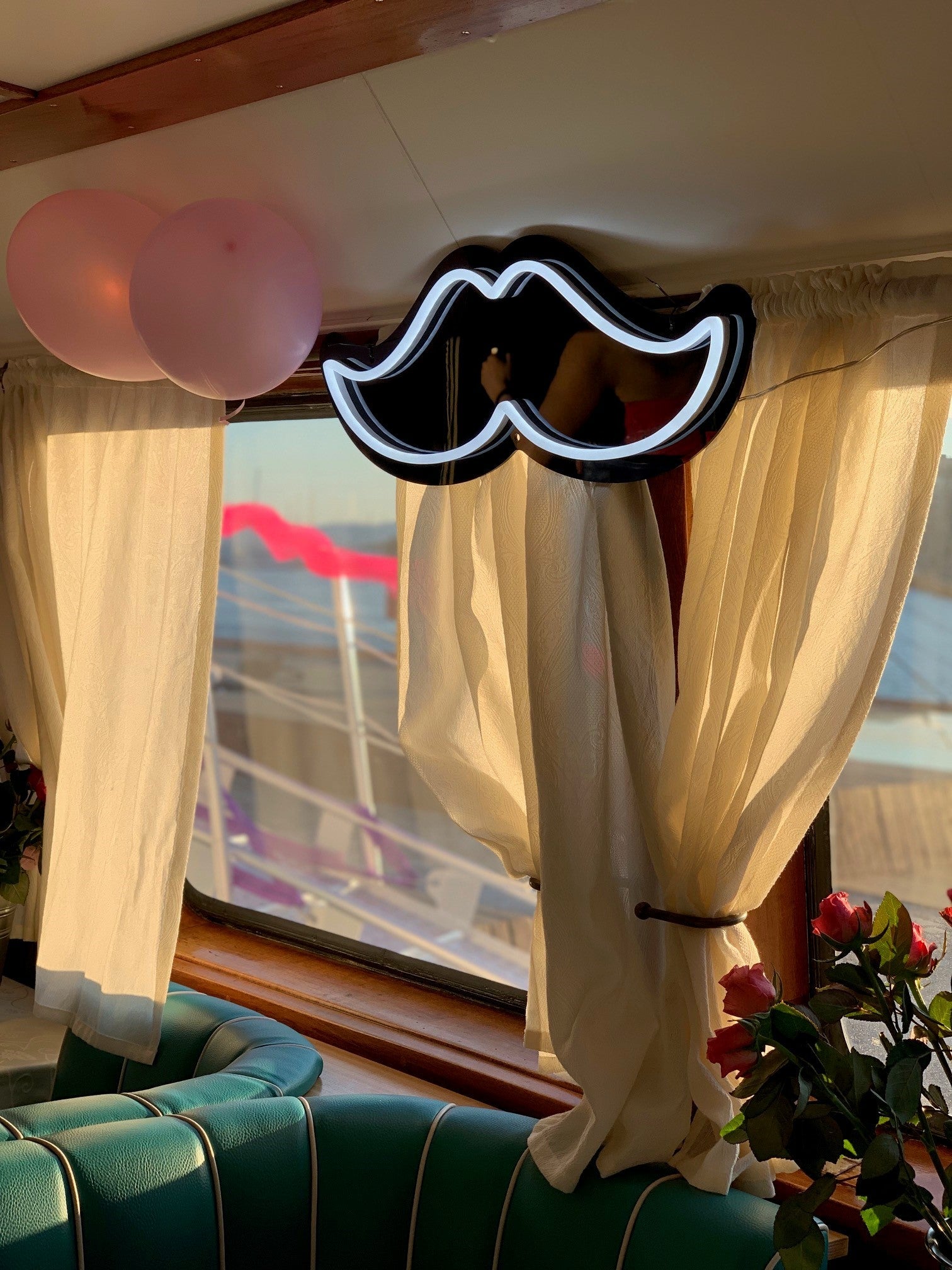 "Mustasje" Led neonskylt.