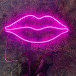 Neonskylt "Kyssemunn" Hot pink.