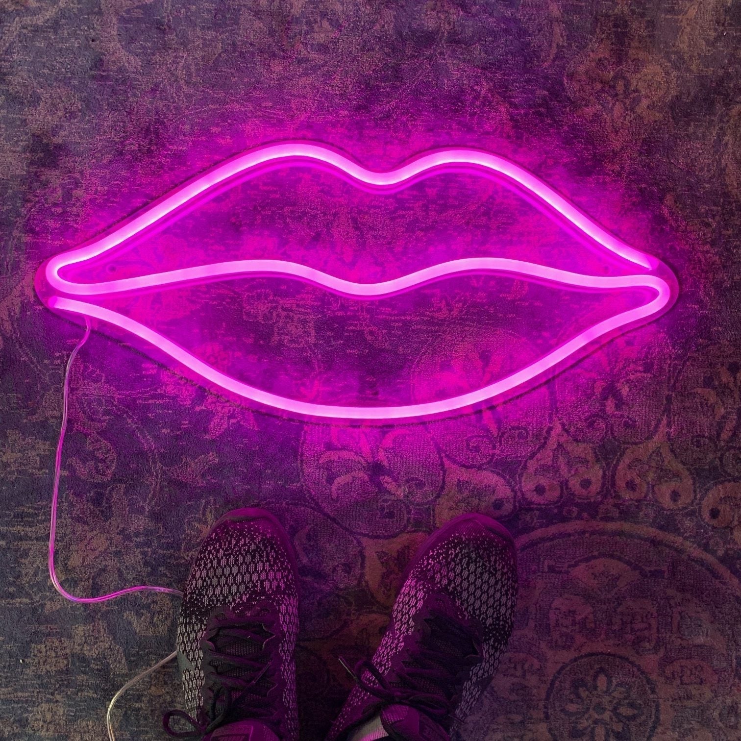 Neonskylt "Kyssemunn" Hot pink.