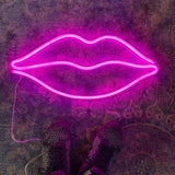 Neonskylt "Kyssemunn" Hot pink.