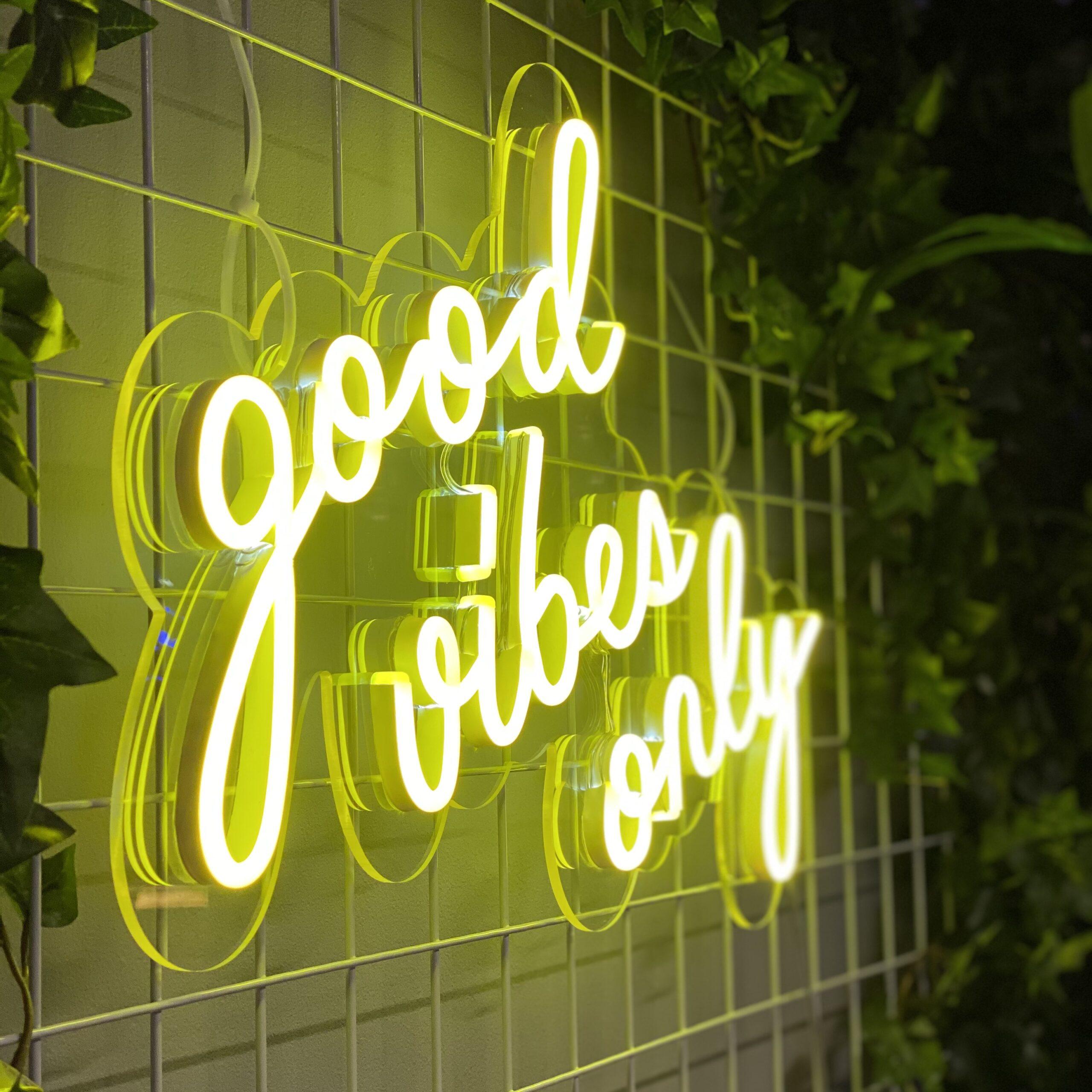 "good vibes only" Led neonskylt. 52x36 cm. Välj önskad färg!